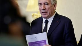 Le Premier ministre François Bayrou tient le rapport de la Cour des comptes sur le système de retraite, le 20 février 2025 à l'hôtel Matignon à Paris