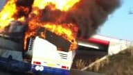 Un bus Tisséo en flammes sur la rocade à Toulouse - Témoins BFMTV