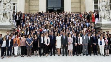Les 308 députés, membres de La République En Marche (LREM) posent avec Richard Ferrand, le nouveau président du groupe à l'Assemblée, le 24 juin 2017