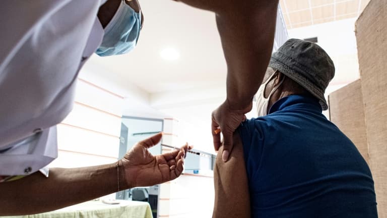 Un homme se fait vacciner contre le Covid-19, le 30 août 2021 au Marigot, en Martinique