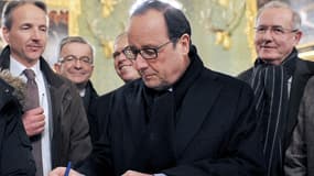François Hollande signe le livre d'or du château de Chambord.