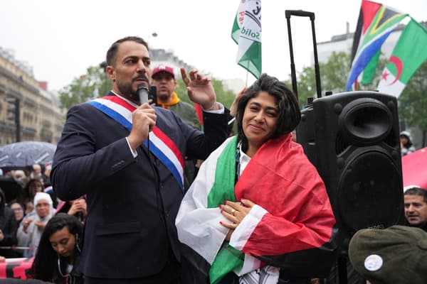 La militante franco-palestinienne Rima Hassan, 7e de la liste LFI aux élections européennes, aux côté du député insoumis Sébastien Delogu, lors d'une manifestation le 29 mai 2024.