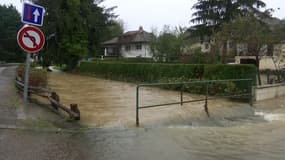Dans la commune de Mont-sous-Vaudrey, dans le Jura, l’Hameçon est sortie de son lit provoquant des inondations très rapides. 