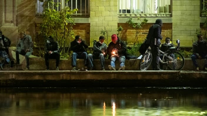 Des fumeurs de crack près de la place Stalingrad à Paris, le 2 décembre 2020 (Photo d'illustration)