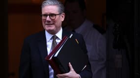Le Premier ministre britannique Keir Starmer quitte le 10 Downing Street, au centre de Londres, le 5 février 2025.