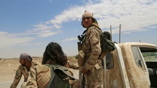 Des membres des Forces d'élite Ahmad Jarba, combattant aux côtés des Forces démocratiques syriennes, se dirigent vers un quartier de l'Est de Raqa lors d'une offensive contre l'EI, le 14 juin 2017 Des membres des Forces d'élite Ahmad Jarba, combattant aux côtés des Forces démocratiques syriennes, se dirigent vers un quartier de l'Est de Raqa lors d'une offensive contre l'EI, le 14 juin 2017