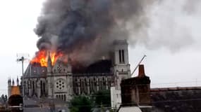La basilique Saint-Donatien-et-Saint-Rogatien à Nantes en feu ce lundi matin.
