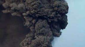 Panache de cendres au-dessus du volcan Eyjafjöll en Islande, dimanche. Selon l'agence européenne du trafic aérien Eurocontrol, la fermeture de l'espace aérien des Pays-Bas et d'une partie de la Grande-Bretagne en raison du nuage de cendres volcaniques ven