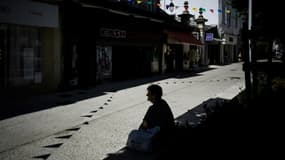 Un personne assise à l'ombre dans une rue de Montélimar le 22 août 2023 
