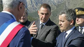 Gilles Simeoni (c), le président autonomiste de l'exécutif corse et le ministre de l'Intérieur Gérald Darmanin (d) à Corte le 19 février 2023