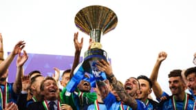 Les joueurs de Naples soulèvent le trophée de champion d'Italie en juin 2023
