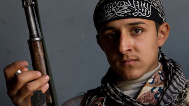 Un jeune combattant du groupe jihadiste Al-Nosra pose avec son arme, le 2 avril 2013, à Alep.