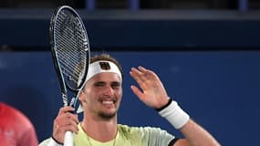 La joie de l'Allemand Alexander Zverev, après sa victoire faca au Serbe Novak Djokovic, 1-6, 6-3, 6-1, en demi-finale du tournoi olympique, le 30 juillet 2021 aux Jeux de Tokyo 2020