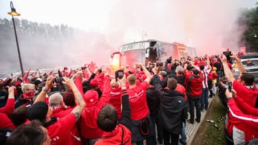 Les supporters accueillent le car de l'Union Berlin avant le match contre le VfB Stuttgart, le 27 mai 2019