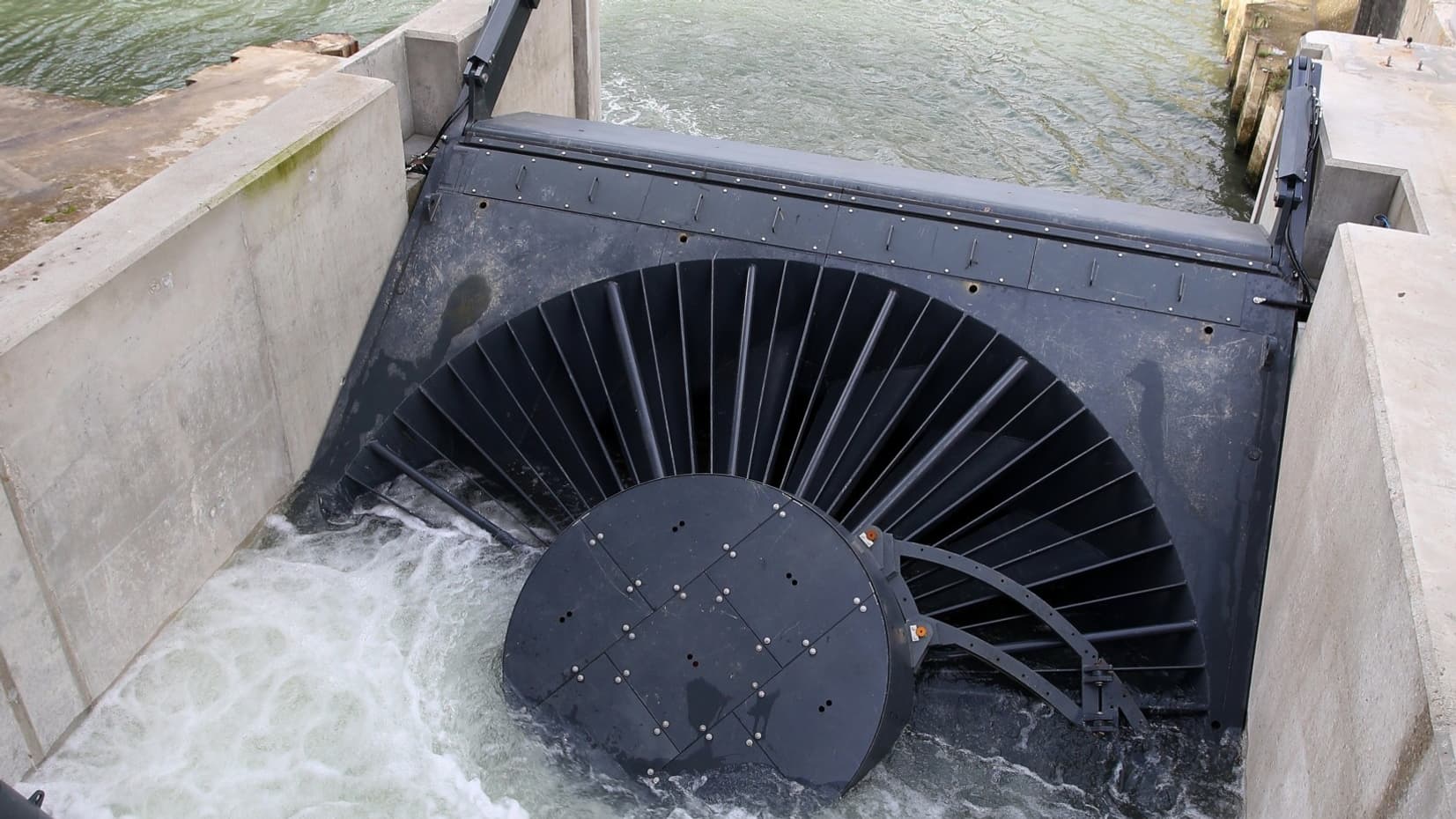 Une turbine hydroélectrique d’une puissance de 466 kilowatts (kW), tourne, entraînée par une chute d’eau de 3 mètres.
