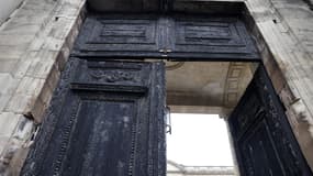 La porte brûlée de la mairie de Bordeaux, le 24 mars 2023
