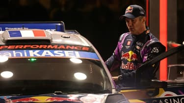 Sébastien Loeb s'engouffre dans sa MS-Sport pour prendre le départ du rallye Monte-Carlo, le 20 janvier 2022 à Monaco