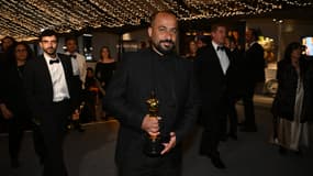 Le cinéaste émirati Hamdan Ballal tient son Oscar du meilleur long métrage documentaire pour lors du 97e bal annuel des gouverneurs des Oscars au Dolby Theatre à Hollywood, en Californie, le 2 mars 2025.