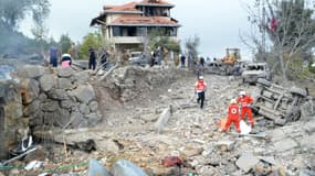 Des secouristes de la Croix-Rouge libanaise dans des décombres sur le site d'une frappe aérienne israélienne qui a visé le village d'Aito, dans le nord du Liban, le 14 octobre 2024.