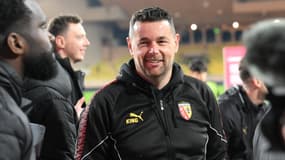 Pierre Sage souriant pendant un match de Lens en Ligue 1, le 8 novembre 2025 