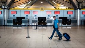 Un passager dans le hall vide de l'aéroport de Lyon-Saint-Exupéry, le 15 septembre dernier.