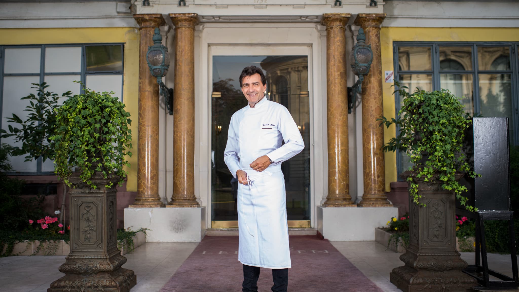 Yannick Alléno devant son restaurant le Pavillon Ledoyen à Paris, le 22 septembre 2016.