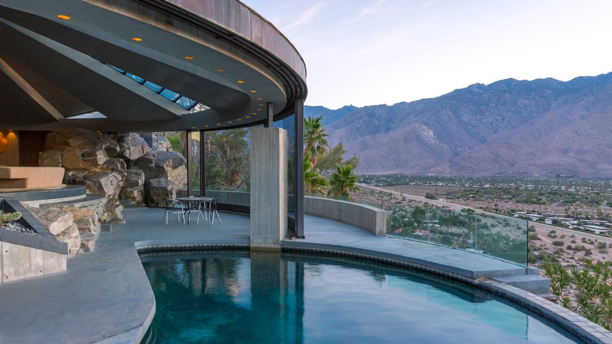 Une piscine qui offre une vue époustouflante sur les monts San Jacinto et San Gorgonio. Une piscine qui offre une vue époustouflante sur les monts San Jacinto et San Gorgonio.