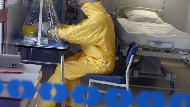 Une chambre "P4", à basse-pression, où est actuellement soignée la volontaire française de MSF contaminée par le virus Ebola.