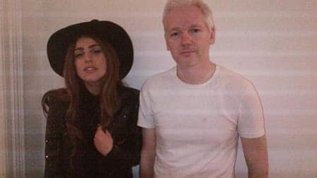 Lady Gaga et Julian Assange à l'Ambassade de l'Equateur à Londres