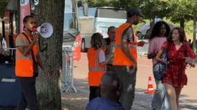 Des agents donnent des indications aux voyageurs par mégaphone à Vincennes ce lundi 29 juillet