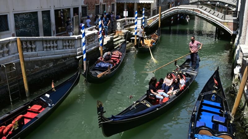 Venise: une gondole chavire à cause de touristes qui refusent de s'asseoir pour prendre des photos
