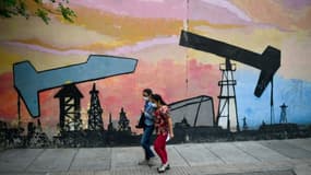 Une fresque murale représentant des puits de pétrole dans une rue de Caracas, le 14 avril 2021 au Venezuela
