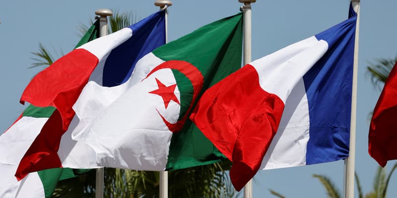 Cette photo prise le 25 août 2022 montre les drapeaux français et algérien avant l'arrivée du président français à Alger pour une visite officielle.