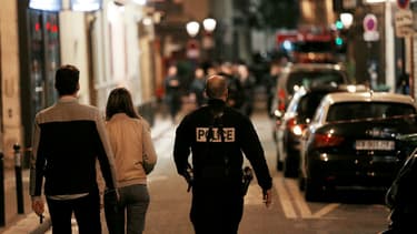 Un policier marche dans les rues du IIe arrondissement de Paris après une attaque au couteau, le 12 mai 2018