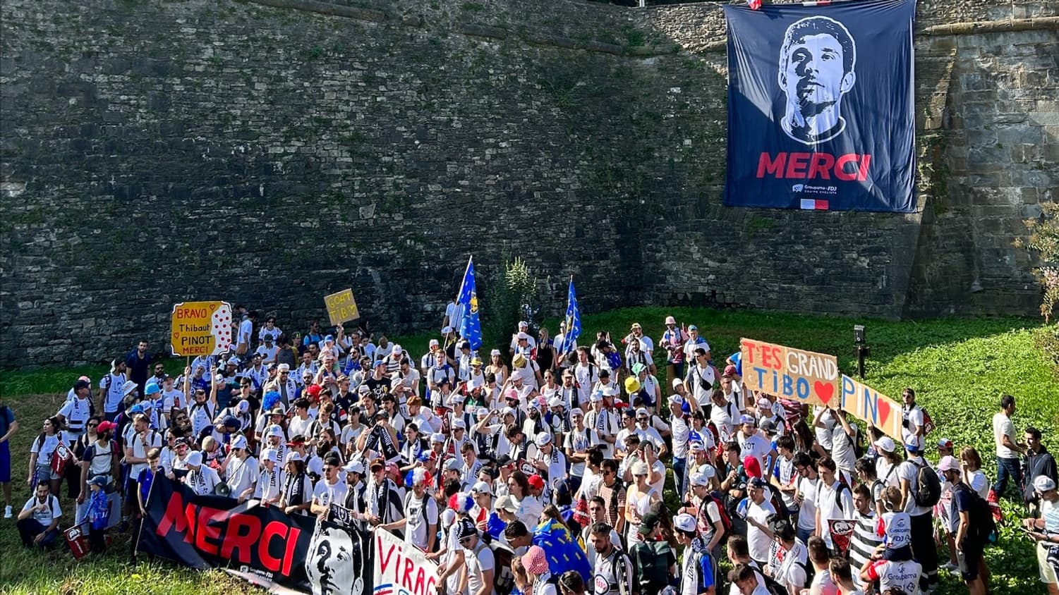Le cortège de supporters de Thibaut Pinot, le 7 octobre 2023. Le cortège de supporters de Thibaut Pinot, le 7 octobre 2023.
