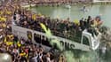 Belle communion entre les joueurs de La Rochelle et leurs supporters sur les quais du Vieux-Port
