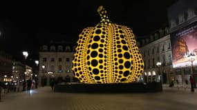 Cette installation monumentale place Vendôme est signée de l'artiste japonaise Yayoi Kusama.