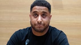 L'influenceur franco-algérien Nasser Sari plus connu sous le nom de Nasdas attend avant son audition devant la commission parlementaire sur les effets psychologiques de TikTok sur les mineurs à l'Assemblée nationale à Paris, le 10 juin 2025.
