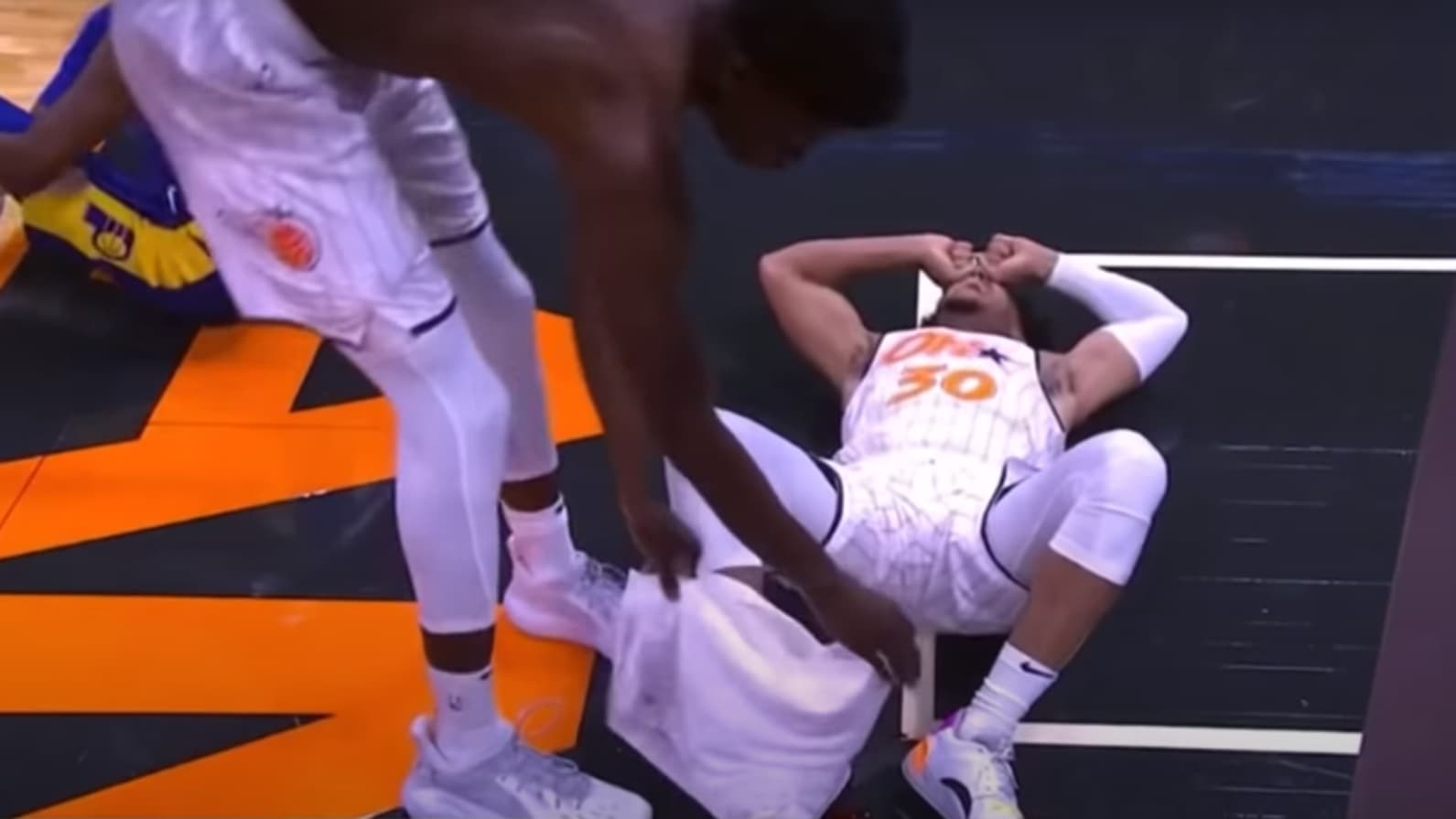 Mo Bamba a placé son maillot pour masquer la vue de la cheville droite brisée de Devin Cannady Mo Bamba a placé son maillot pour masquer la vue de la cheville droite brisée de Devin Cannady