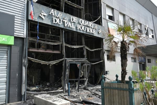 La façade d'une mairie annexe incendiée du quartier Le Val Fourée à Mantes-la-Jolie dans les Yvelines, le 28 juin 2023