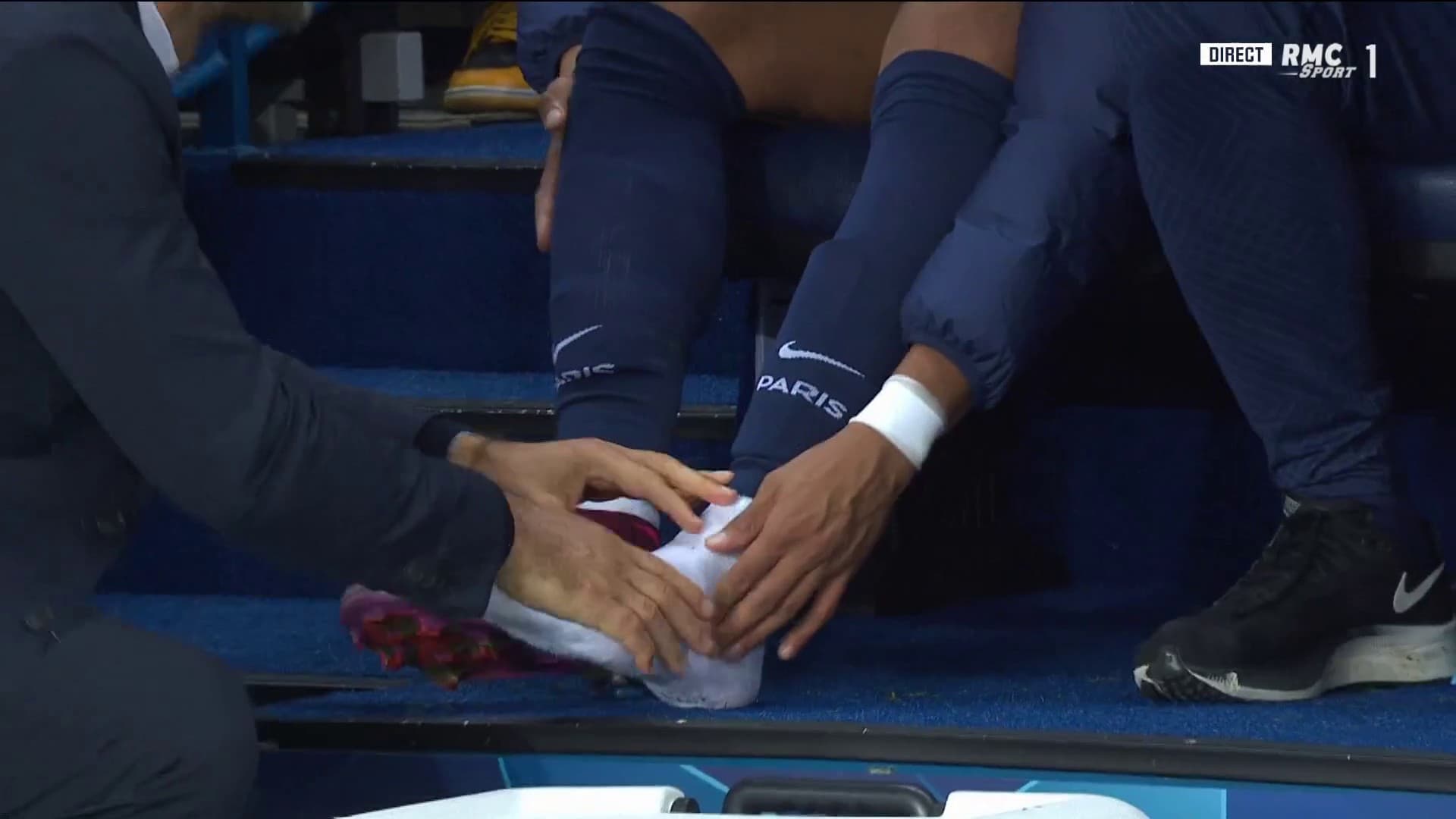La cheville gauche de Mbappé examinée lors de PSG-Benfica, le 11 octobre 2022 La cheville gauche de Mbappé examinée lors de PSG-Benfica, le 11 octobre 2022