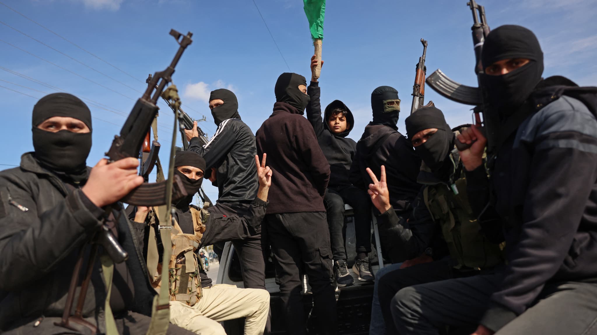 Des membres de la branche armée du Hamas défilent à Deir el-Balah dans la bande de Gaza, après l'entrée en vigueur du cessez-le-feu, le 19 janvier 2025