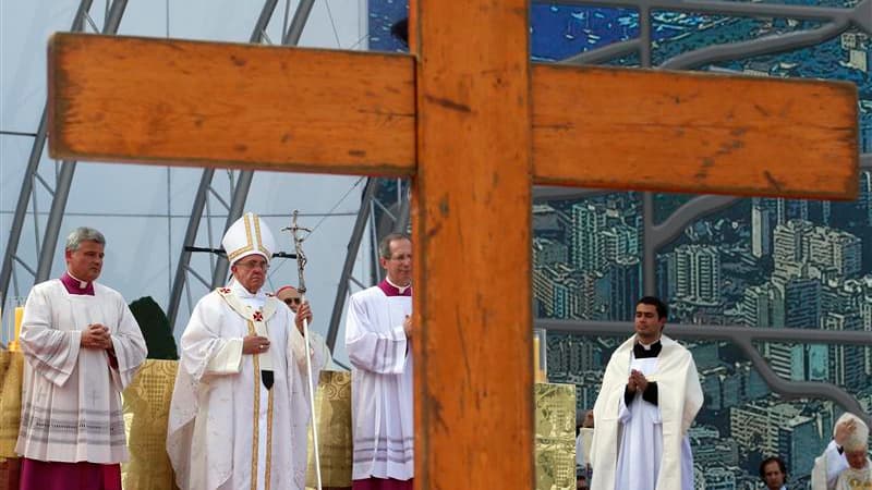 Le pape François (2e à gauche), au dernier jour de sa visite d'une semaine au Brésil, a invité dimanche les jeunes à construire un monde nouveau en combattant l'égoïsme, l'intolérance et la haine. /Photo prise le 28 juillet 2013/REUTERS/Stefano Rellandini