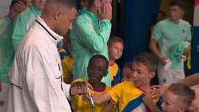 Kylian Mbappé assaillis par les enfants qui veulent son autographe avant France-Autriche pendant l'Euro, le 17 juin 2024