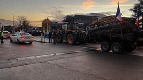 Une quinzaine de tracteurs sont mobilisés dans la matinée de ce 26 novembre 2024 sur la base logistique Lidl de Saint-Quentin-Fallavier (Isère).