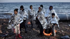 Des migrants et réfugiés arrivent sur l'île grecque de Lesbos après avoir traversé en bateau la mer Egée, le 8 décembre 2015.