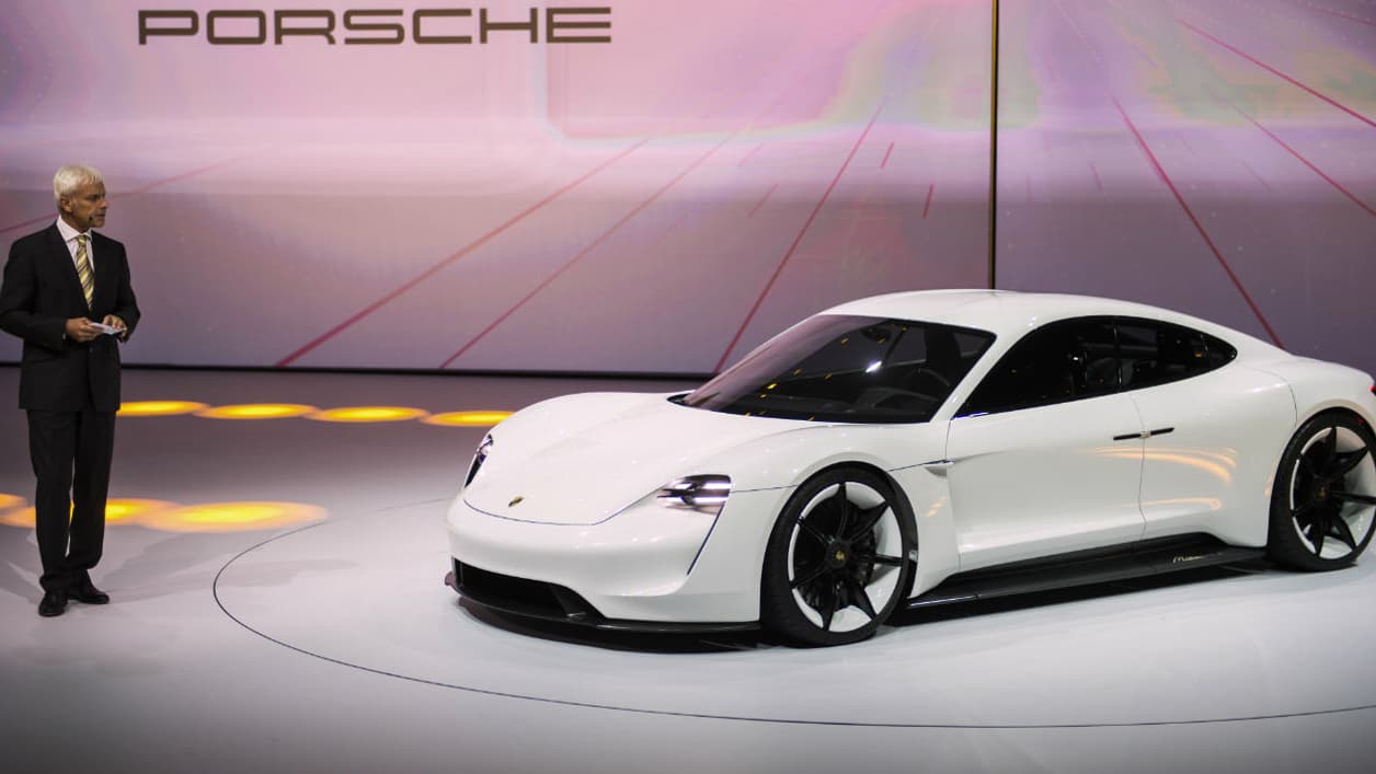 Porsche lancera l'an prochain la Mission E, sa première sportive 4 places 100% électrique. Porsche lancera l'an prochain la Mission E, sa première sportive 4 places 100% électrique.