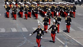 Des élèves de l'Ecole spéciale militaire de Saint-Cyr défilent le 14 juillet 2022 sur les Champs-Elysées à Paris