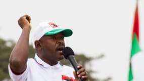 Le président du Burundi Pierre Nkurunziza s'adresse à la foule lors de la campagne présidentielle à Bujumbura le 26 juin 2015