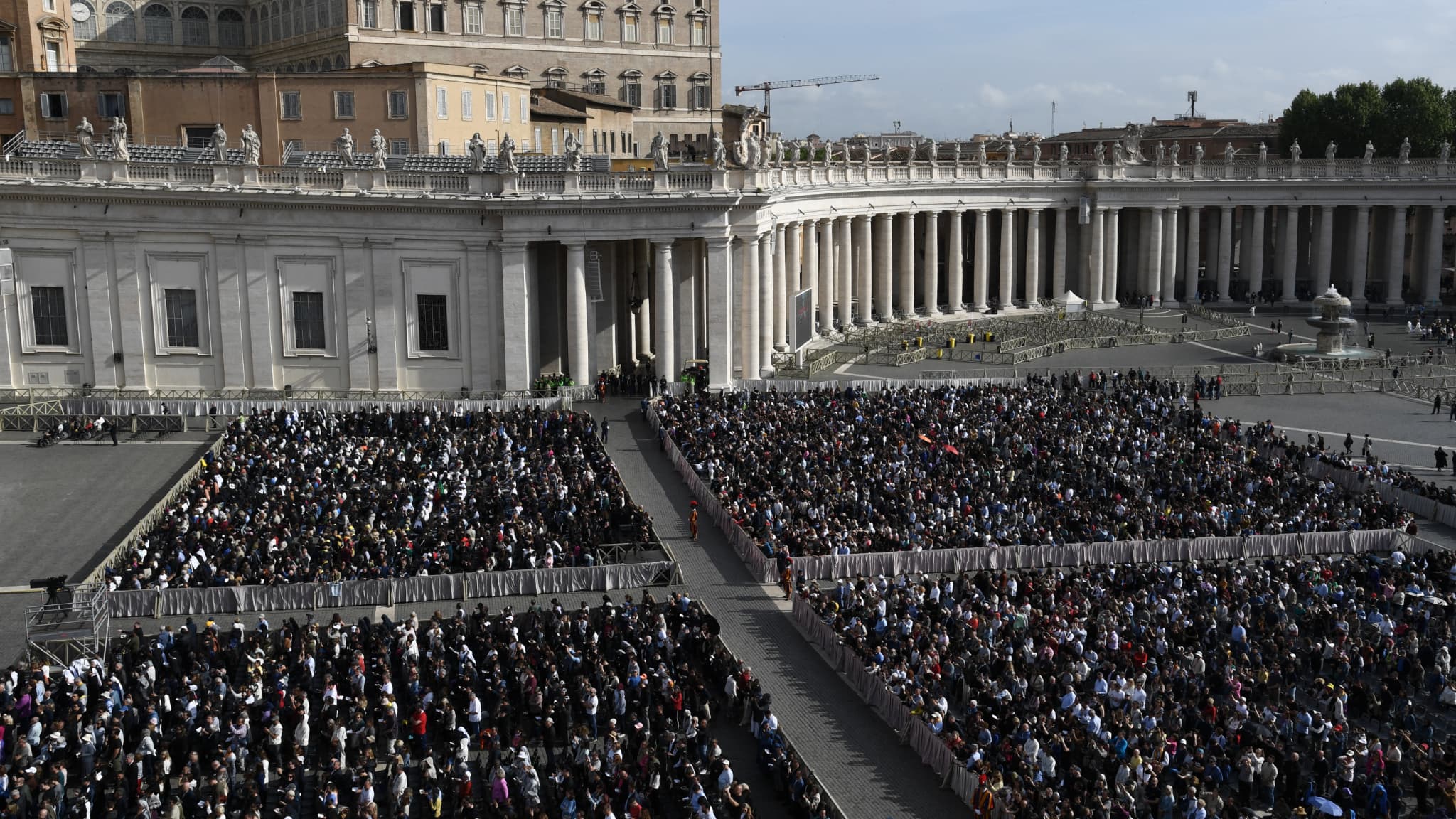 Les fidèles assis sur la place Saint-Pierre pendant la cérémonie qui suit la procession du cercueil du pape défunt, transporté de la chapelle de Sainte-Marthe à la basilique Saint-Pierre, au Vatican, le 23 avril 2025. Les fidèles assis sur la place Saint-Pierre pendant la cérémonie qui suit la procession du cercueil du pape défunt, transporté de la chapelle de Sainte-Marthe à la basilique Saint-Pierre, au Vatican, le 23 avril 2025.